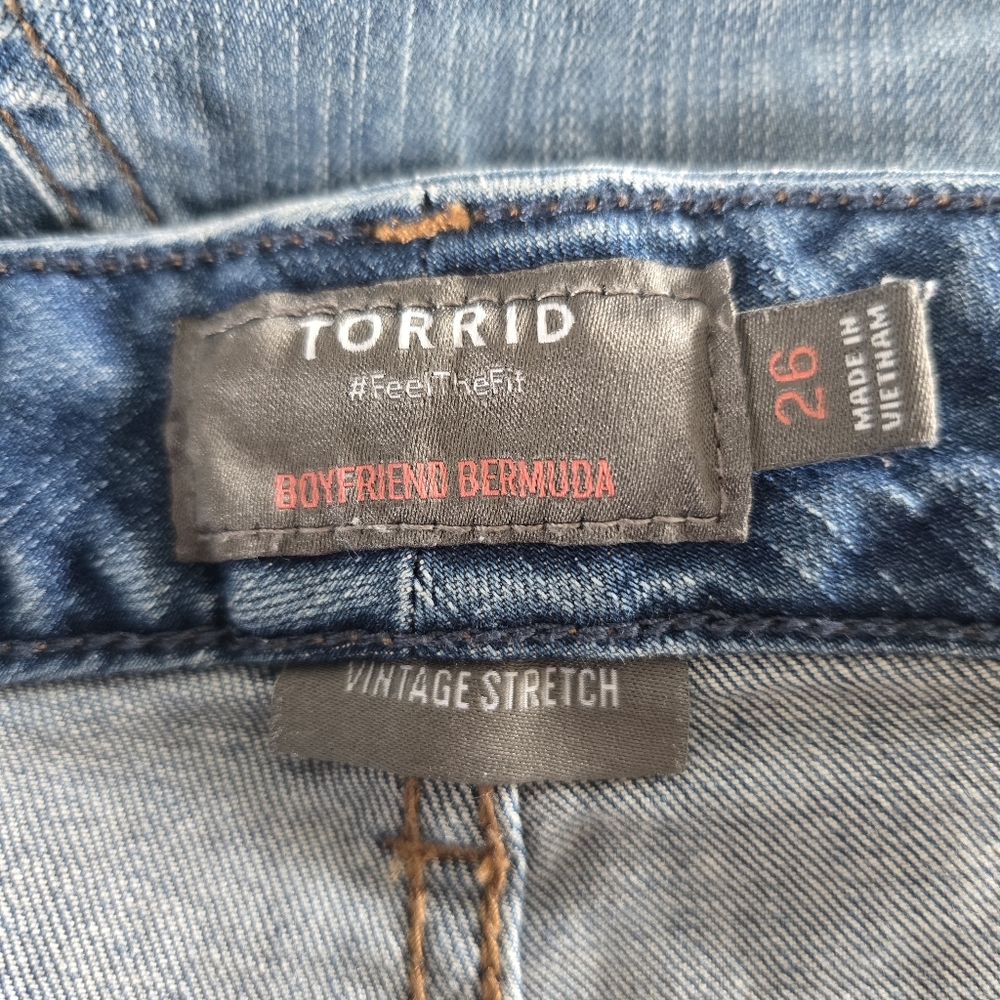 Torrid Boyfriend Bermuda Vintage Stretch Denim Short Distressed Womens Size 26 - Picture 10 of 12